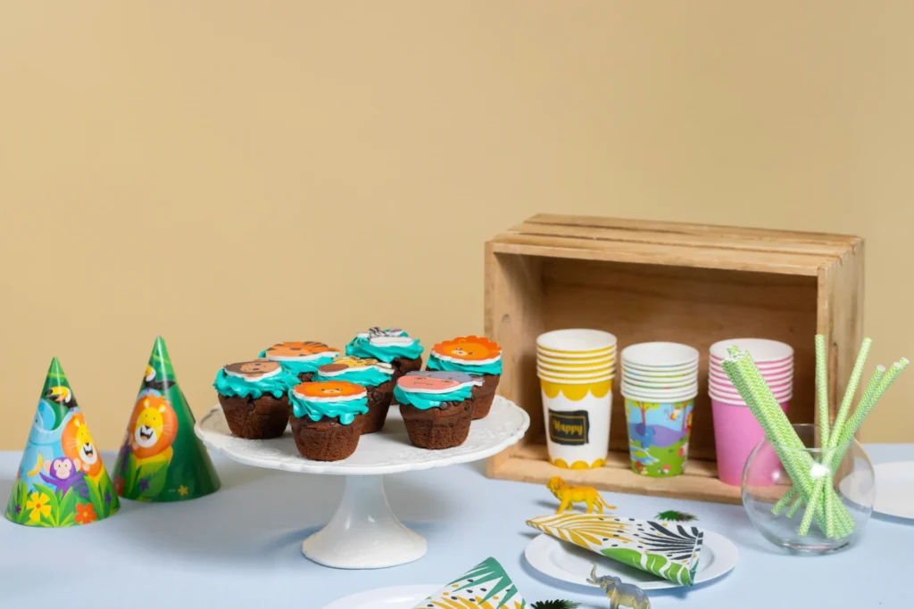 kartonske case i kolaci za proslavu